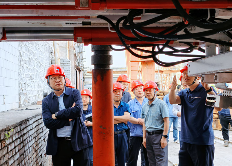 2025.05.16張弘 教瑞芬 新產(chǎn)品“7”型液壓支架順利通過驗收4.jpg